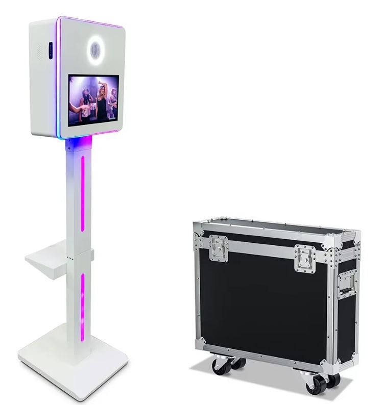 Photobooth bianco con colonna e luci LED, accanto al suo case con ruote